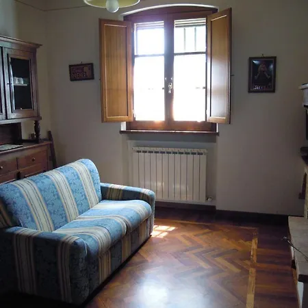 Appartement Le Casine-perignano-spinelli Sleeps 9